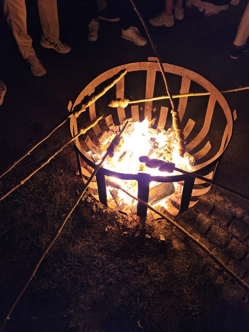 Gemeinsames Feuer am Abend